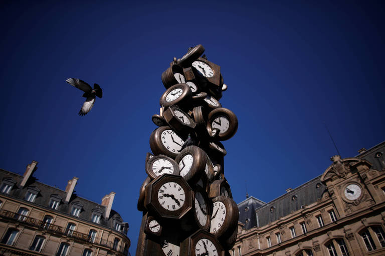 Escultura de Armand Pierre Fernandez (1928-2005) em frente à estação Saint-Lazare, em Paris 

