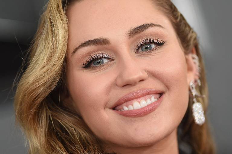 Miley Cyrus comemora 13 anos de Hannah Montana com cabelo loiro e cantando músicas