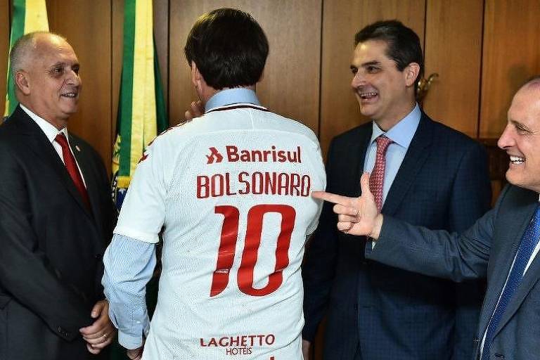 O presidente Jair Bolsonaro recebe camisa do Internacional de presente