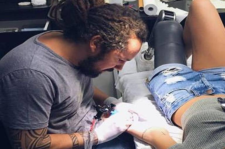 Leandro Caldeira Alves Pereira, 45, suspeito de ter abusado de clientes, fazendo tatuagem