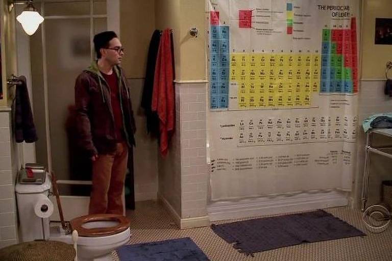 Cortina de banheiro de tabela periódica em cena da série "The Big Bang Theory"