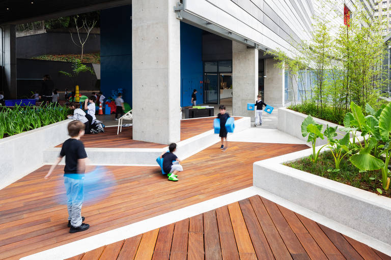 Crianças brincam em pátio do colégio Avenues, no Morumbi, que promete formar líderes globais