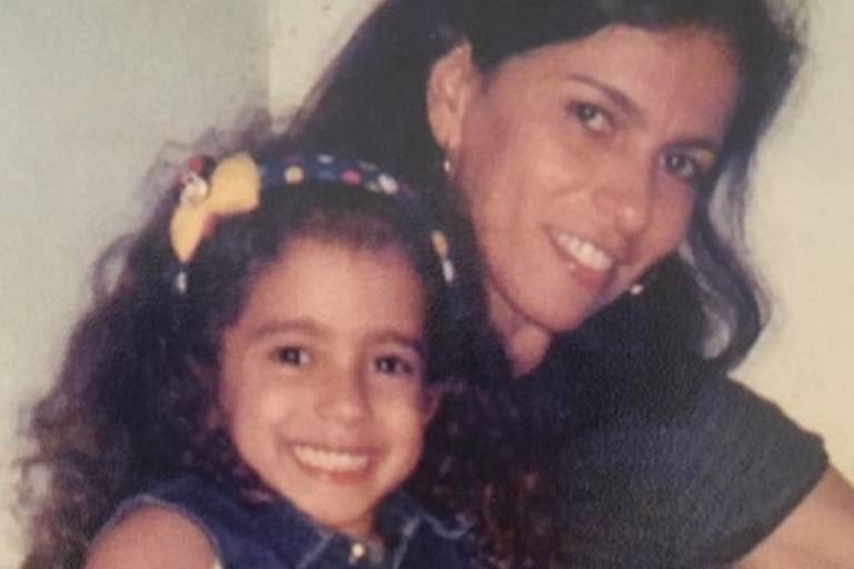 Anitta em foto antiga com a mãe