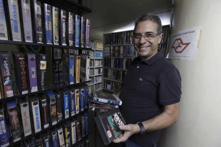 Paulo mostra parte do acervo da locadora do edifício Copam, no centro de São Paulo