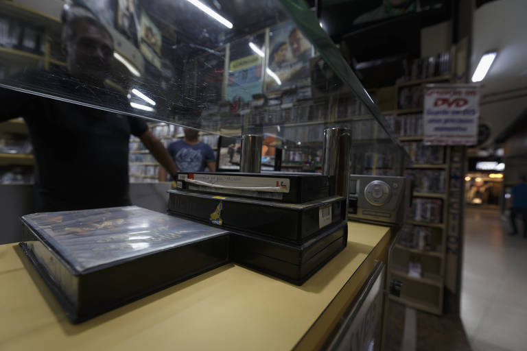Fitas VHS na locadora do edifício Copam, no centro de São Paulo