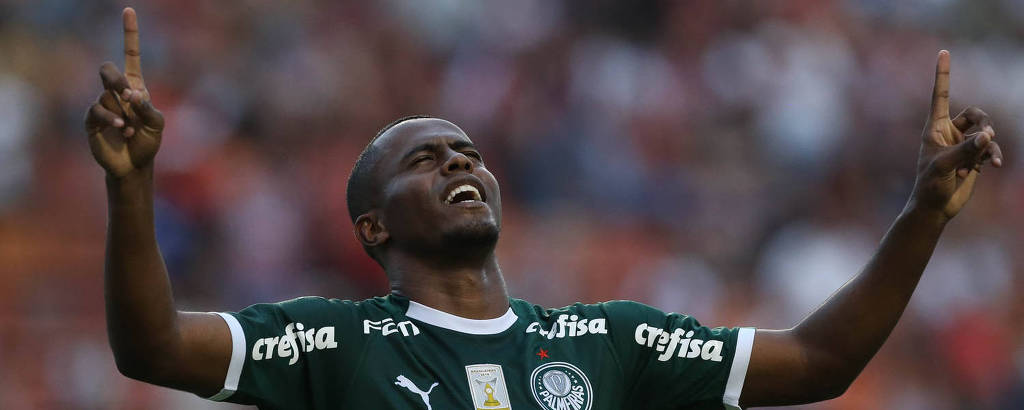 Carlos Eduardo, do Palmeiras, comemora seu gol contra a equipe do São Paulo