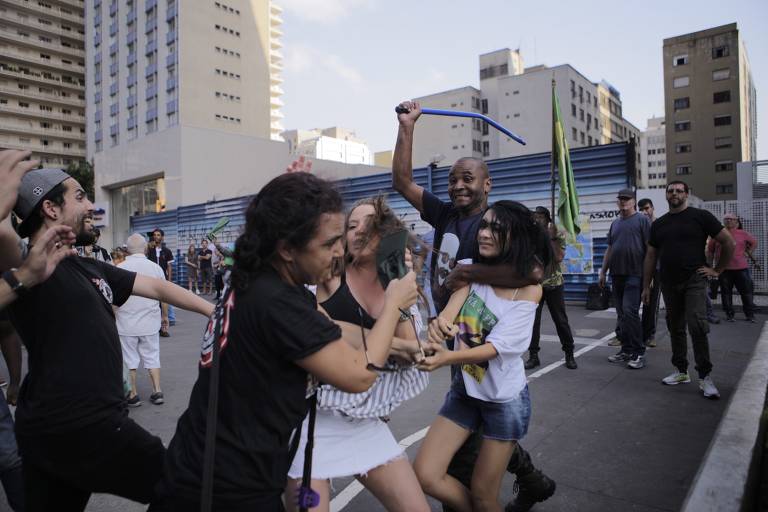 Manifestantes pró e contra intervenção militar brigam na avenida Paulista