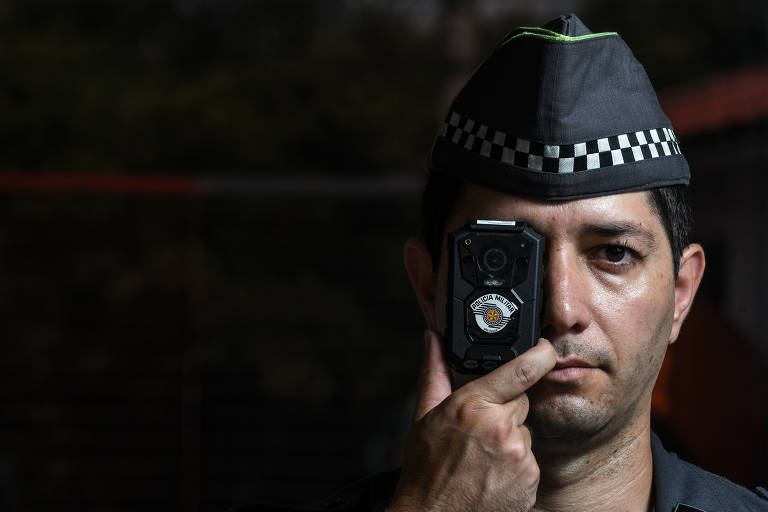 Soldado Bruno Rodrigues Dias, 33, com equipamento que está em teste em SP