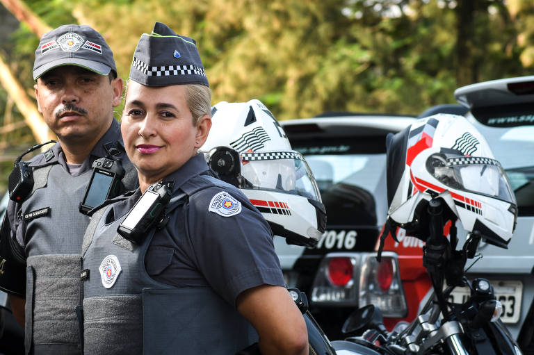 Cabo Beatriz Elisabete Simão Nonato Costa e Silva, 41, e cabo Wilson Rodrigues Cavalcanti, 37, com câmeras que estão em teste na capital paulista