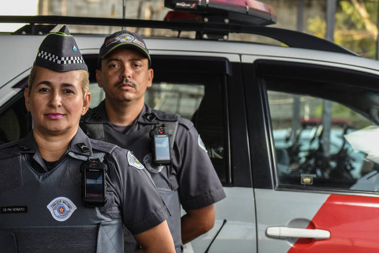 Cabo Beatriz Elisabete Simão Nonato Costa e Silva, 41, e cabo Wilson Rodrigues Cavalcanti, 37, com câmeras que estão em teste na capital paulista
