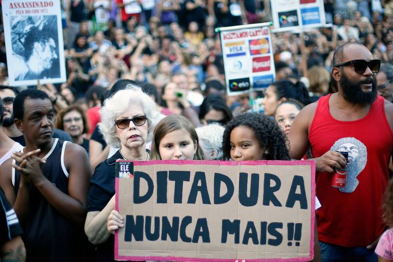 Manifestantes carregam cartazes contra a ditadura militar durante protesto no Rio neste domingo (31) 
