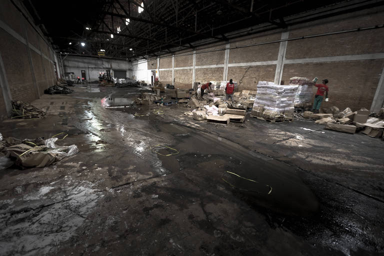 Estragos causados pela enchente em empresas na Mooca