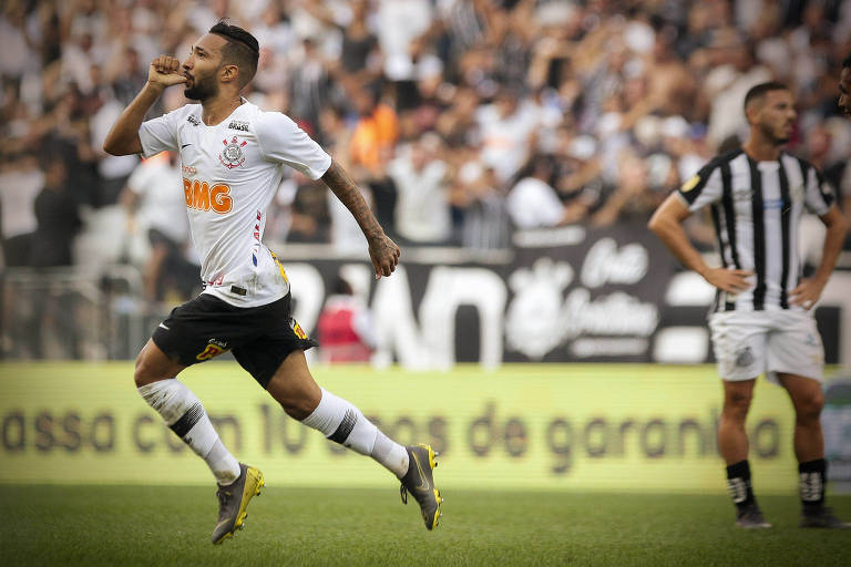 Clayson do Corinthians comemora seu gol durante partida entre Corinthians e Santos, pela 1ª partida da semifinal do Campeonato Paulista 2019, na Arena Corinthians