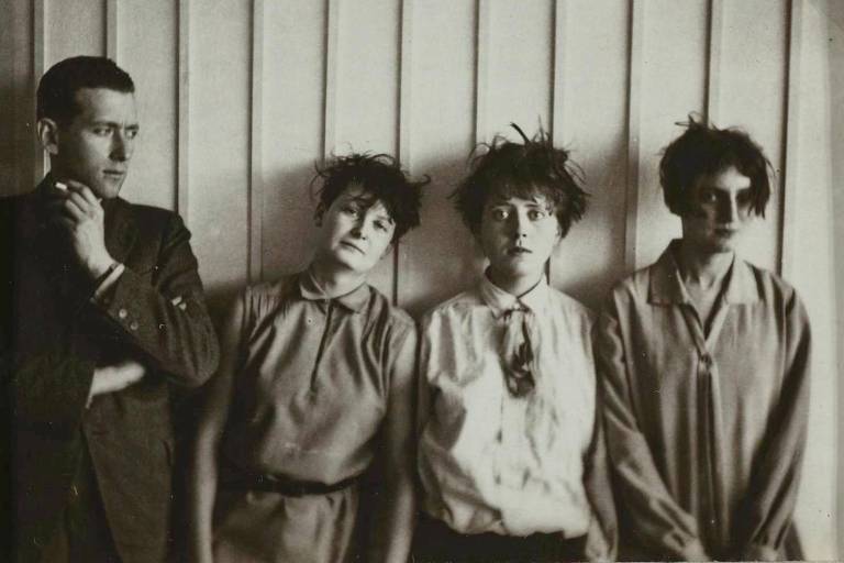 Erich Consemüller tirou, por volta de 1927, a foto em que Marcel Breuer aparece com Marta Erps Breuer, ao seu lado, Katt Both e Ruth Hollós-Consemüller, como eles, alunas da Bauhaus