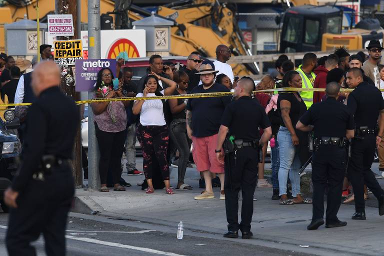 Polícia isola multidao que se formou em frente á loja Marathon Clothin, em Los Angeles, onde o rapper Nipsey Hussle foi morto a tiros
