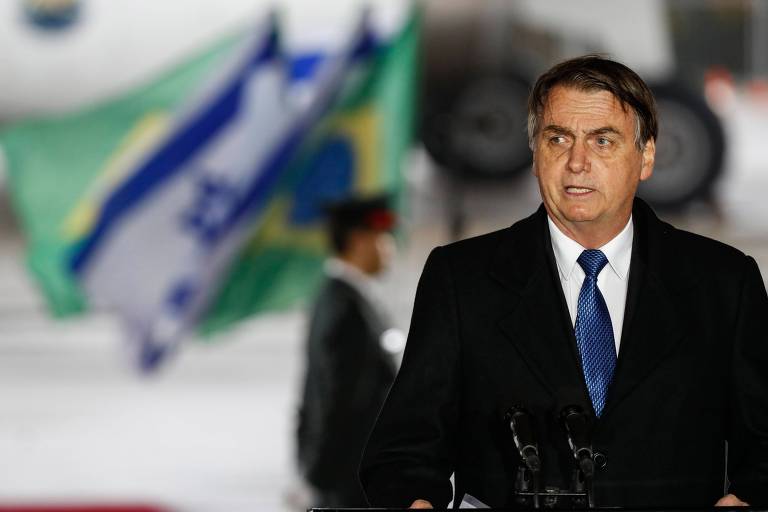 O presidente brasileiro Jair Bolsonaro (PSL) discursa no aeroporto de Tel Aviv após chegar a Israel no domingo (31) 