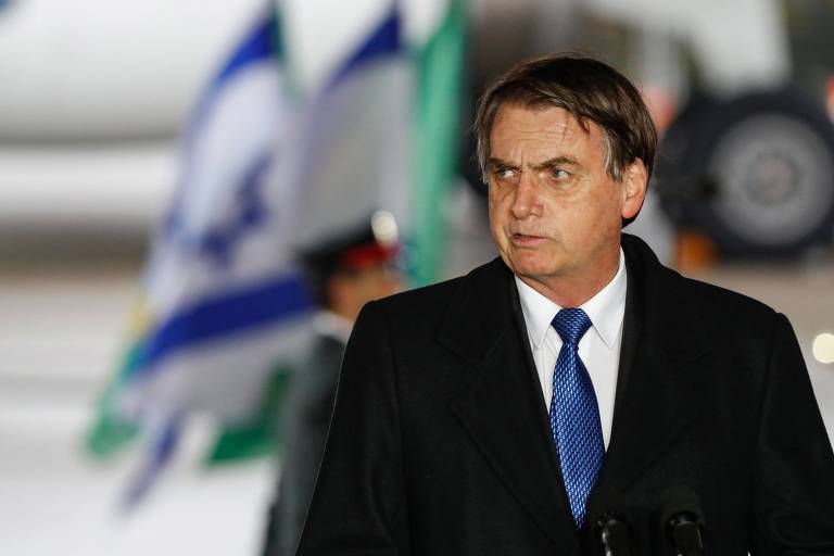 O presidente Jair Bolsonaro participa de cerimônia em aeroporto em Israel