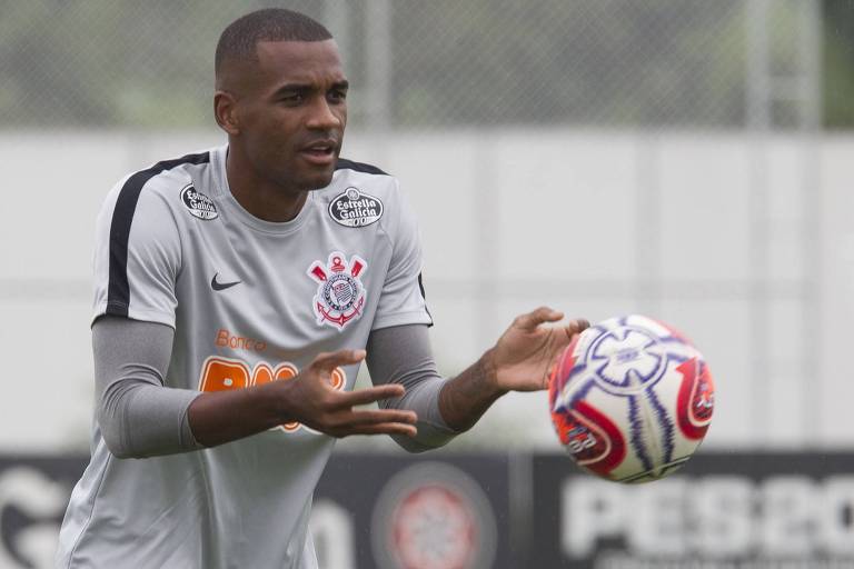 Marllon participa de treino no CT do Corinthians; querido por boa parte da torcida, o zagueiro deve substituir Manoel