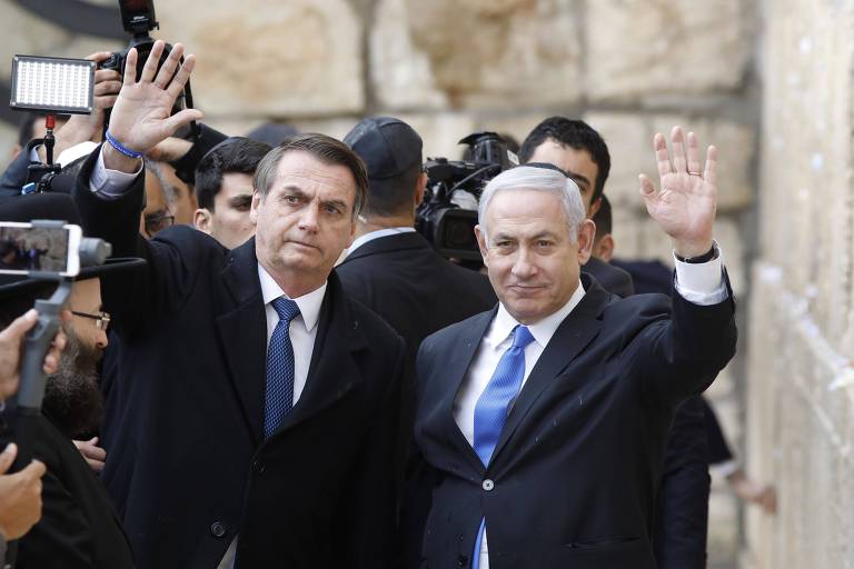Bolsonaro e Netanyahu ao lado do Muro das Lamentações, ponto mais sagrado do judaísmo, em Jerusalém