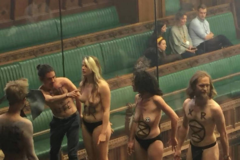 Ativistas ficam de roupa íntima no Parlamento britânico, em Londres