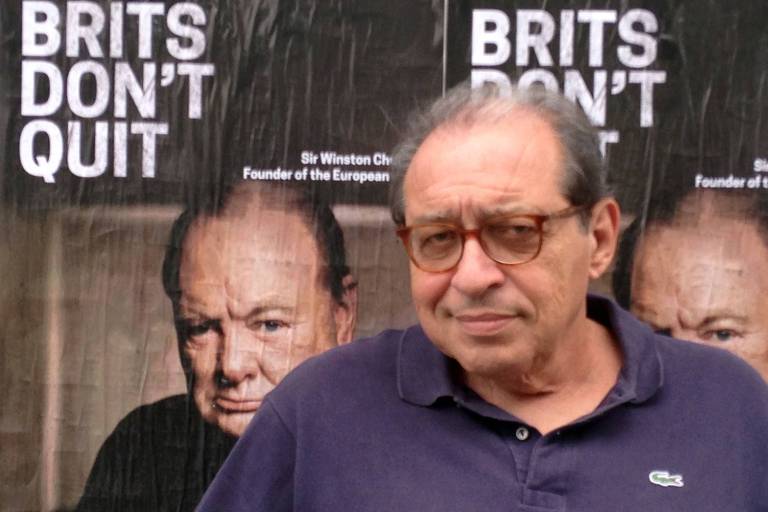 O colunista diante de cartaz, em Londres, com a mensagem de que britânicos não desistem nunca, em 2016