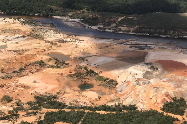 Garimpo ilegal que explorou abertamente uma área de preservação permanente ao redor do rio Jequitinhonha, na cidade de Couto de Magalhães de Minas (MG), em busca de diamantes e ouro