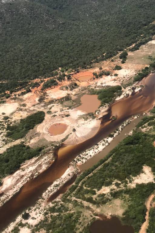 Garimpo ilegal que explorou abertamente uma área de preservação permanente ao redor do rio Jequitinhonha, na cidade de Couto de Magalhães de Minas (MG), em busca de diamantes e ouro
