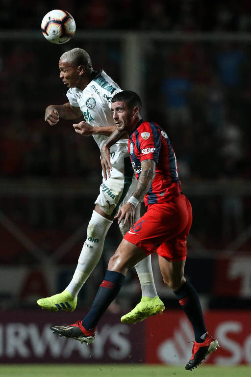 O atacante Deyverson ganha uma disputa aérea com Senesi, do San Lorenzo, no estádio Novo Gasômetro