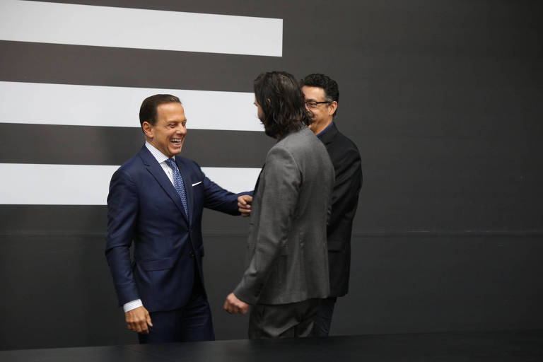 O governador João Dória cumprimenta o ator Keanu Reeves