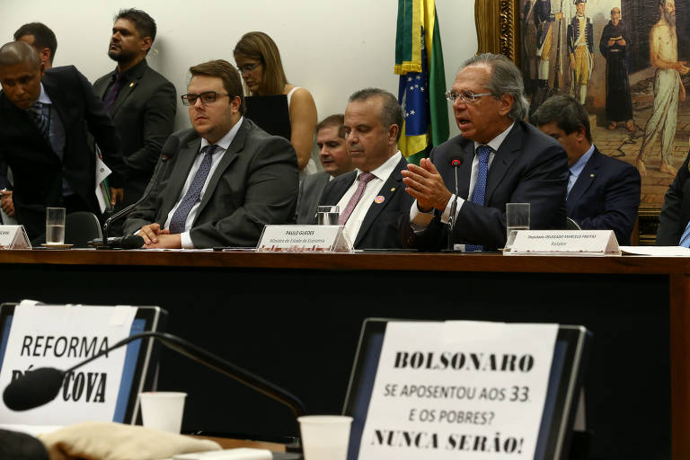 Cartazes colocados nas mesas por deputados da oposição