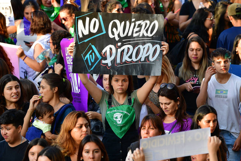 Manifestantes participam de ato em Santiago no Dia Internacional da Mulher