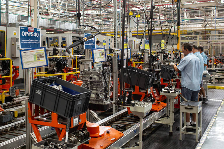 Linha de produção de motores em fábrica da Ford