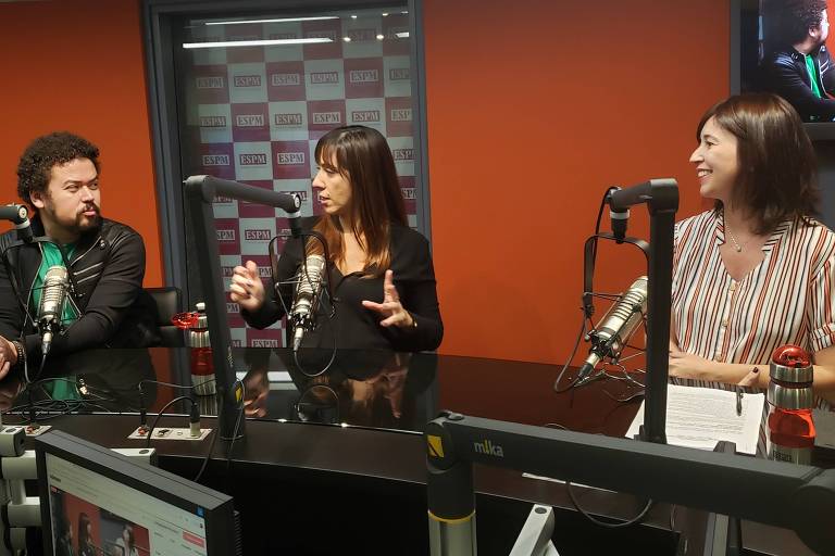 O professor da ESPM Diego Antonio de Oliveira (esq.), a publicitária Renata D'Ávila e a jornalista da Folha Laura Mattos, no programa Arena do Marketing