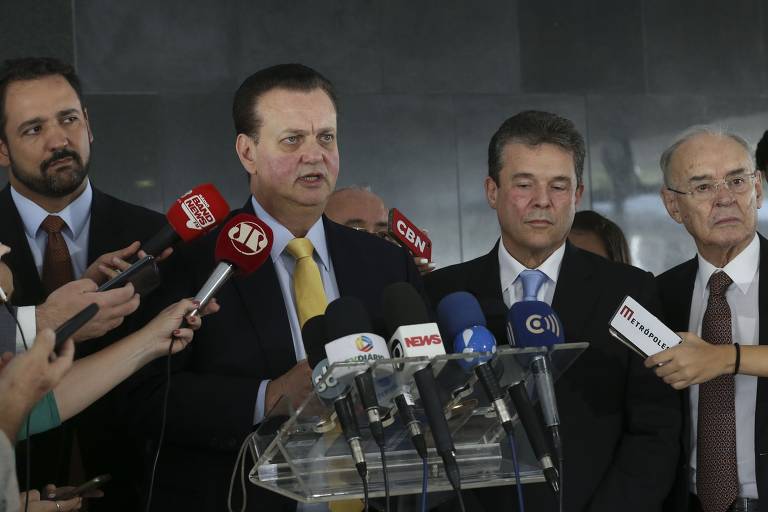 O presidente nacional do PSD, Gilberto Kassab, fala aos jornalistas após reunião com o presidente Jair Bolsonaro. Ele afirmou a Bolsonaro que seu partido terá postura independente em relação ao governo