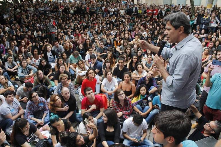 O ex-presidenciável Fernando Haddad durante evento na UFRGS, em Porto Alegre, que marcou o início da 'Caravana Lula Livre'