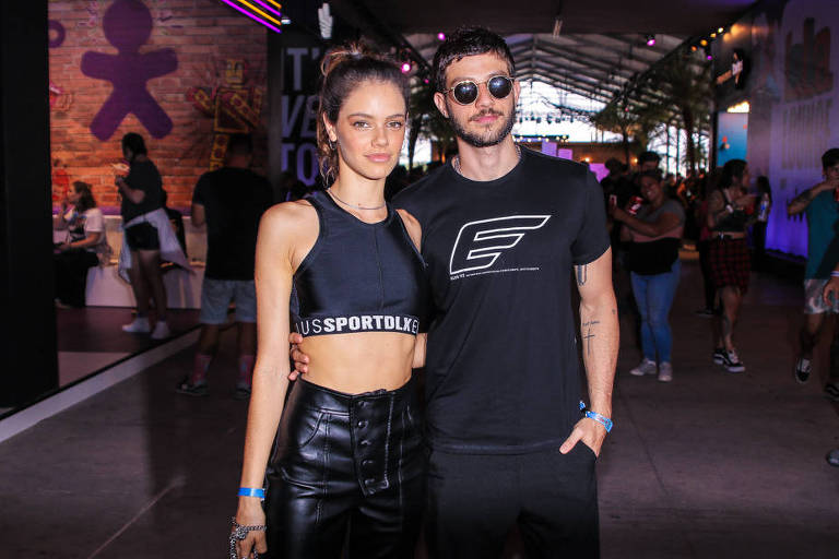 O casal Chay Suede e Laura Neiva passa pelo lounge no primeiro dia do festival Lollapalooza 2019