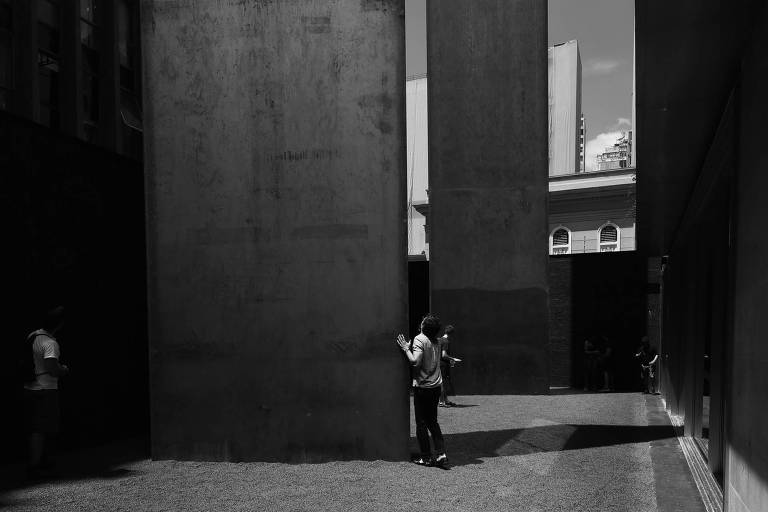A escultura 'Echo', do americano Richard Serra, instalada no IMS Paulista, em São Paulo
