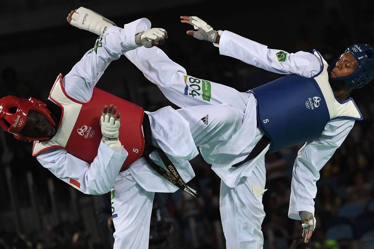 O brasileiro Maicon Siqueira (à dir.) em luta de taekwondo com o francês M'Bar N'Diaye, nos jogos do Rio-2016