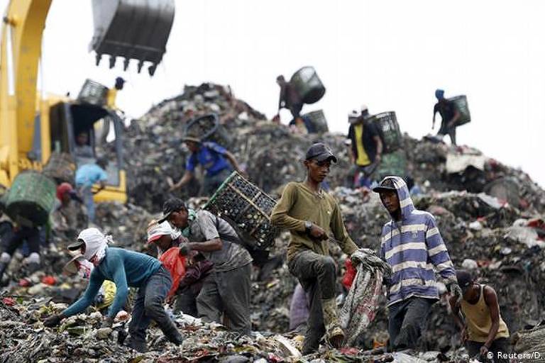 Trabalhadores em lixÃ£o na IndonÃ©sia: paÃ­s introduziu restriÃ§Ãµes Ã  importaÃ§Ã£o de lixo apÃ³s decisÃ£o da China