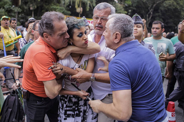 Manifestantes pró e contra Lula se envolvem em tumulto durante protesto na avenida Paulista neste domingo (7)