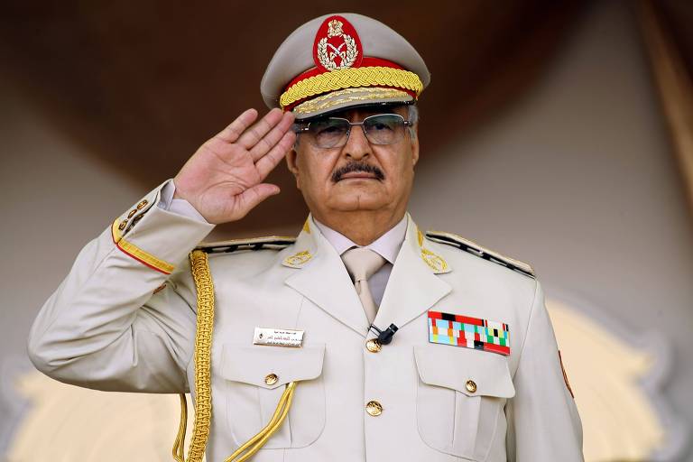 Quem é Khalifa Haftar, líder do Exército Nacional Líbio?
