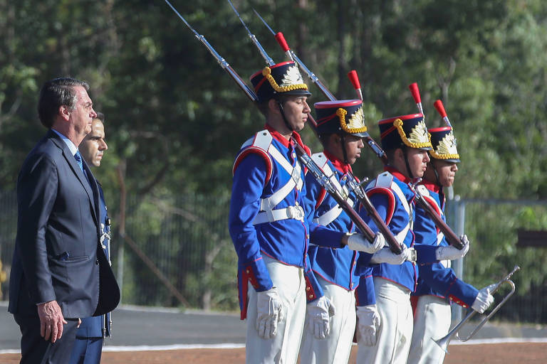 Jair Bolsonaro em cerimônia com militares em Brasília 