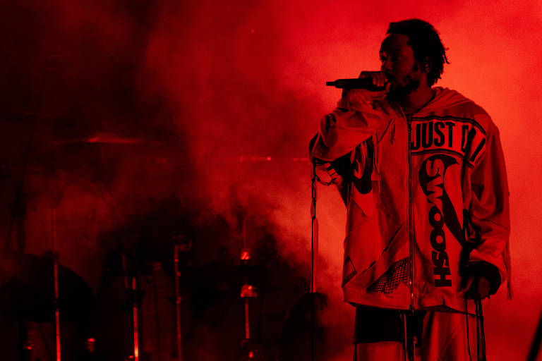O rapper norte americano Kendrick Lamar fecha o palco principal no último dia do festival de música Lollapalooza 2019
