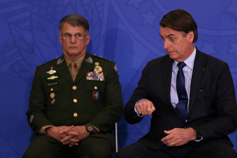 O presidente Jair Bolsonaro, na foto ao lado do comandante do exército Edson Leal Pujol