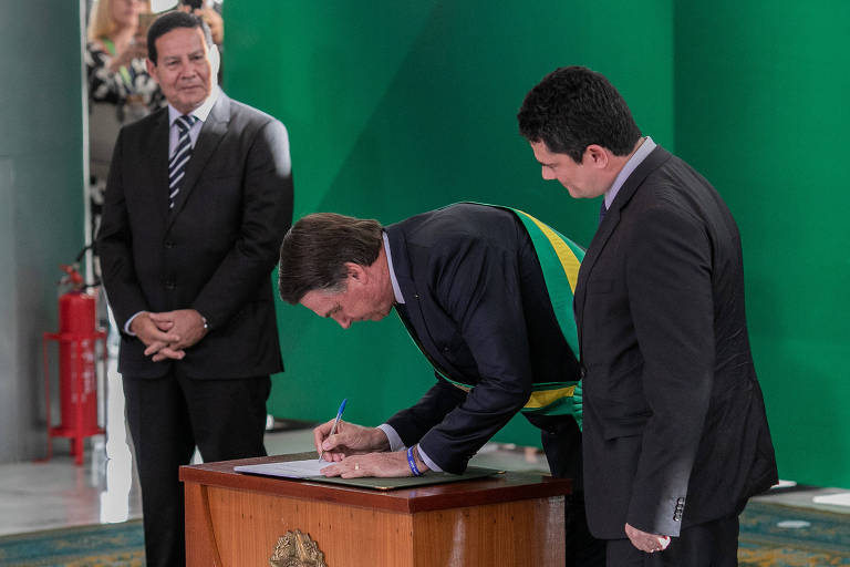 O vice, Hamilton Mourão, Jair Bolsonaro e Sergio Moro, durante a posse, em janeiro