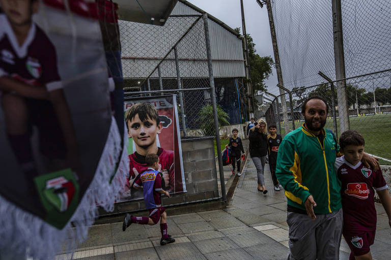 Pai acompanha o filho em escolinha de futebol no Rio de Janeiro