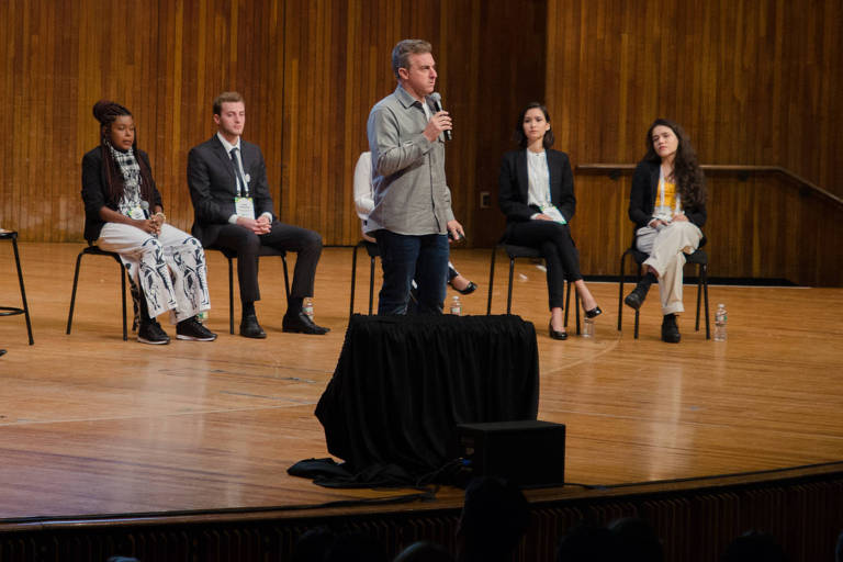 O apresentador Luciano Huck durante debate da Brazil Conference, em Boston (EUA), na última sexta (5)