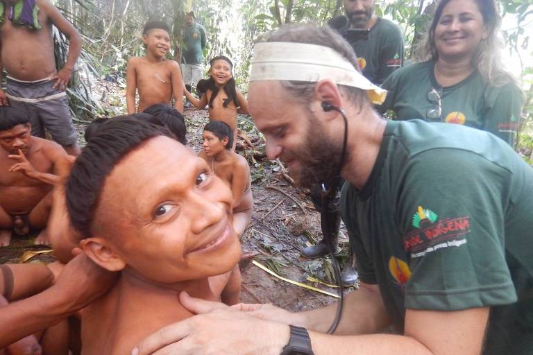 Agentes da Funai encontram grupo da etnia kurobo, perto da fronteira com o Peru