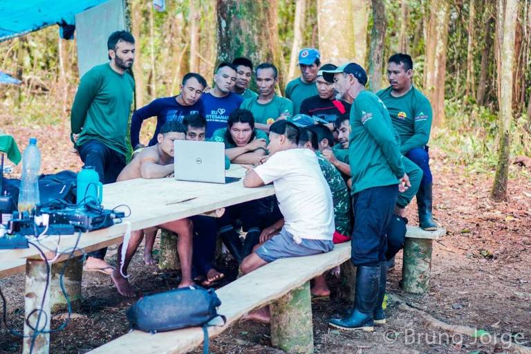 Agentes da Funai encontram grupo da etnia kurobo, perto da fronteira com o Peru