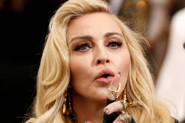 Madonna diz que três amigos seus morreram nas últimas 24 horas em vídeo noir